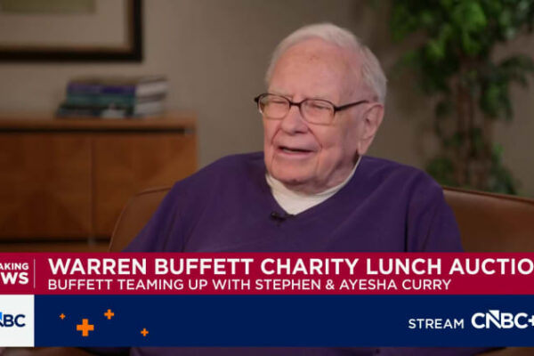 Warren Buffett teams up with Stephen Curry for charity lunch