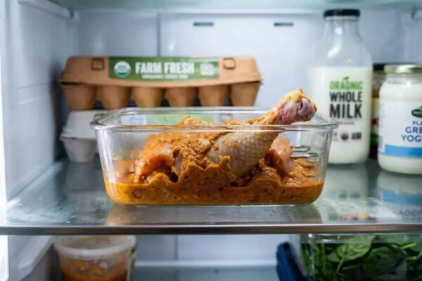 How many days can cooked chicken stay in the fridge before it becomes risky to eat |