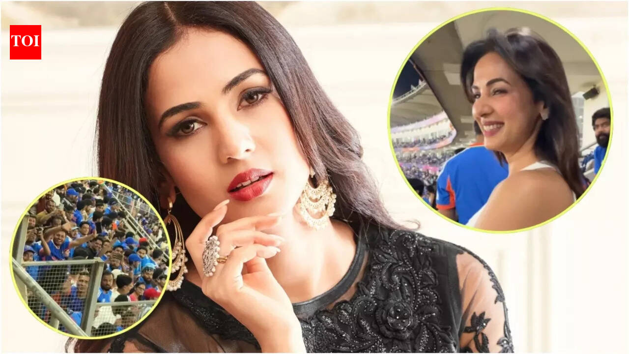 Sonal Chauhan blushes as crowd sings her 'Zara Sa' song live at India vs New Zealand T20 World Cup final - Video | Hindi Movie News