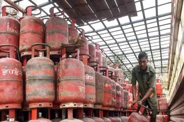 Ensure cylinder scarcity scare doesn’t turn into law and order issue: Centre to states