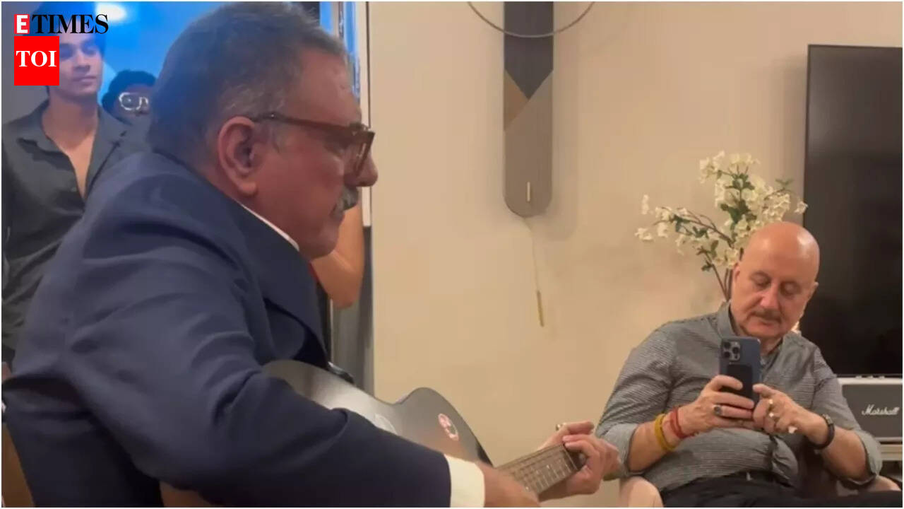 Boman Irani singing 'Give Me Sunshine' to celebrate his friend Anupam Kher's birthday will melt your hearts - Video | Hindi Movie News