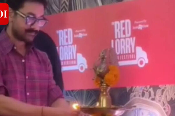 Aamir Khan takes off shoes to light lamp at film festival; wins hearts online |
