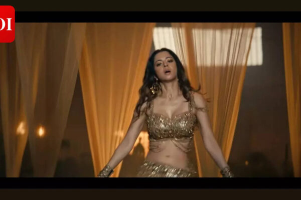 'Aadu 3' song ‘Sulthaan’ out: Vedhika’s energetic dance grabs attention; Advance booking crosses Rs 50 lakh | Malayalam Movie News