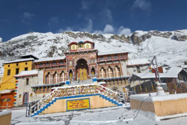 Uttarakhand: Heavy snowfall blankets Badrinath Dham and surrounding peaks in Chamoli; see stunning visuals |