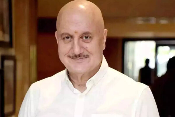 Anupam Kher says people are ready to pay him money to get a hair transplant: 'Main woh rahunga hi nahi' | Hindi Movie News