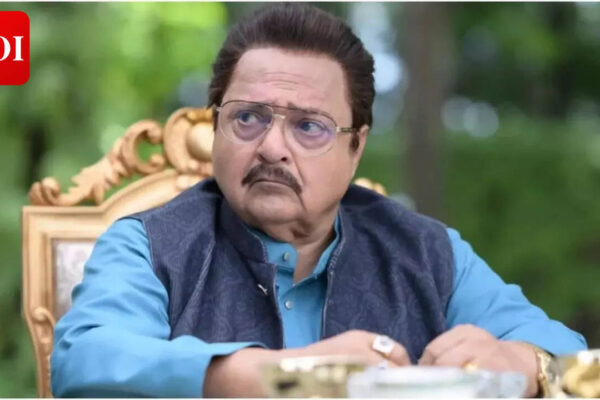 Dhurandhar 2: 'Dhurandhar: The Revenge' special screening: Ranveer Singh teases Aditya Dhar as Yami Gautam breaks down in tears | Hindi Movie News