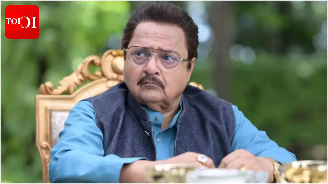 Dhurandhar 2: 'Dhurandhar: The Revenge' special screening: Ranveer Singh teases Aditya Dhar as Yami Gautam breaks down in tears | Hindi Movie News