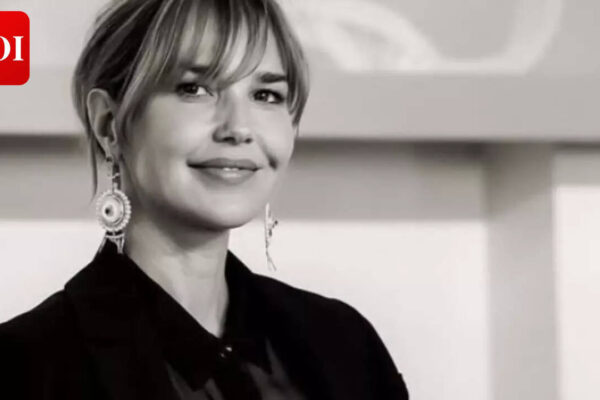 She’S The Man: Arielle Kebbel recalls sharing the hotel with ‘She’s The Man’ cast during shoot: ‘We literally moved in a herd’ |