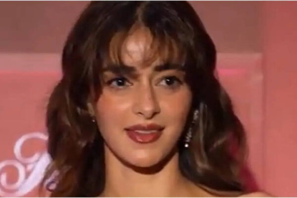 Ananya Panday's fresh style attracts major eye balls; 'She looks like Dakota Johnson' | Hindi Movie News