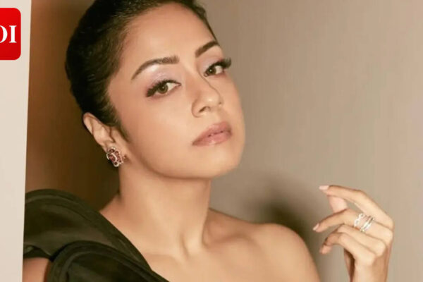 Jyotika shows powerful core strength in the gym; the actress' 'Black Magic' photoshoot grabs attention |