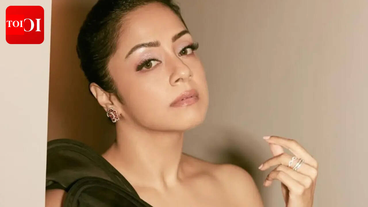 Jyotika shows powerful core strength in the gym; the actress' 'Black Magic' photoshoot grabs attention |