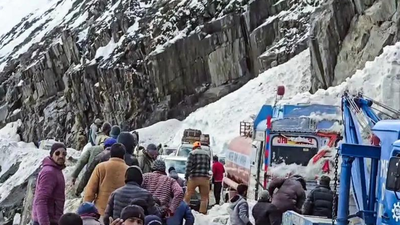7 killed as multiple avalanches hit Srinagar–Leh national highway, several vehicles trapped under snow - top developments | India News