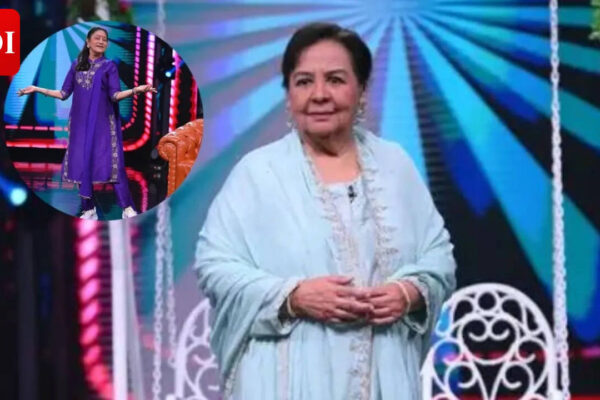 Aruna Irani and Farida Jalal dance to 'Kaliyon Ka Chaman' on 'Indian Idol' as Shreya Ghoshal and Vishal Dadlani cheer loudly |