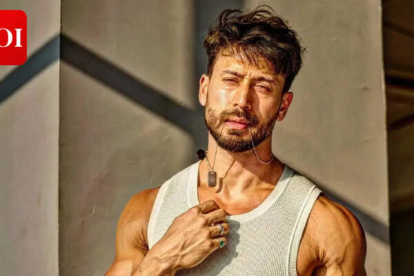 Tiger Shroff plans to seek therapy for aerophobia after scary flight experience: 'Every time I have to board a flight, I have anxiety' | Hindi Movie News