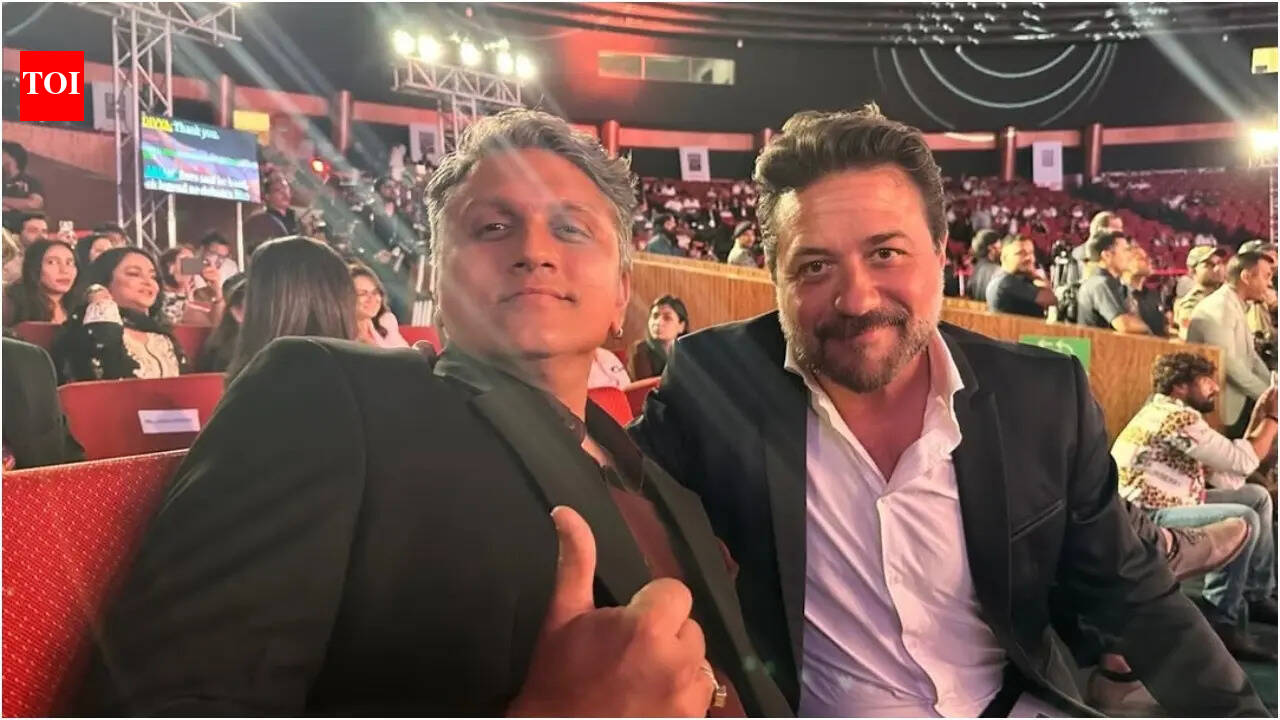 'Saiyaara’ director Mohit Suri shares a fanboy moment, clicks a photo with ‘Money Heist’ star Enrique Arce | Hindi Movie News