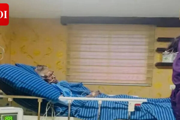 Bharathiraja’s latest photo leaves fans worried; Veteran director’s frail appearance sparks concern about his health | Tamil Movie News