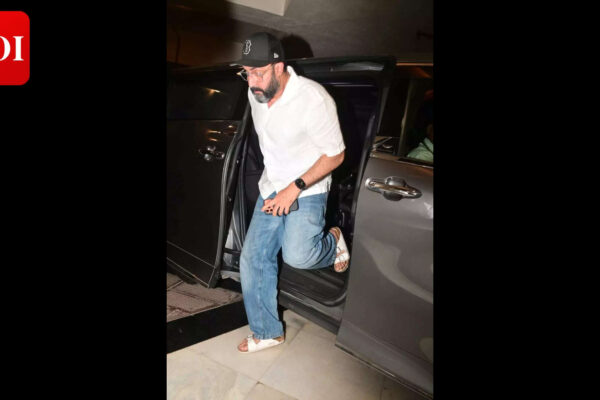 Aishwarya Rai Bachchan and Abhishek Bachchan arrive at Manish Malhotra's residence to offer condolences on his mother's demise - PICS |