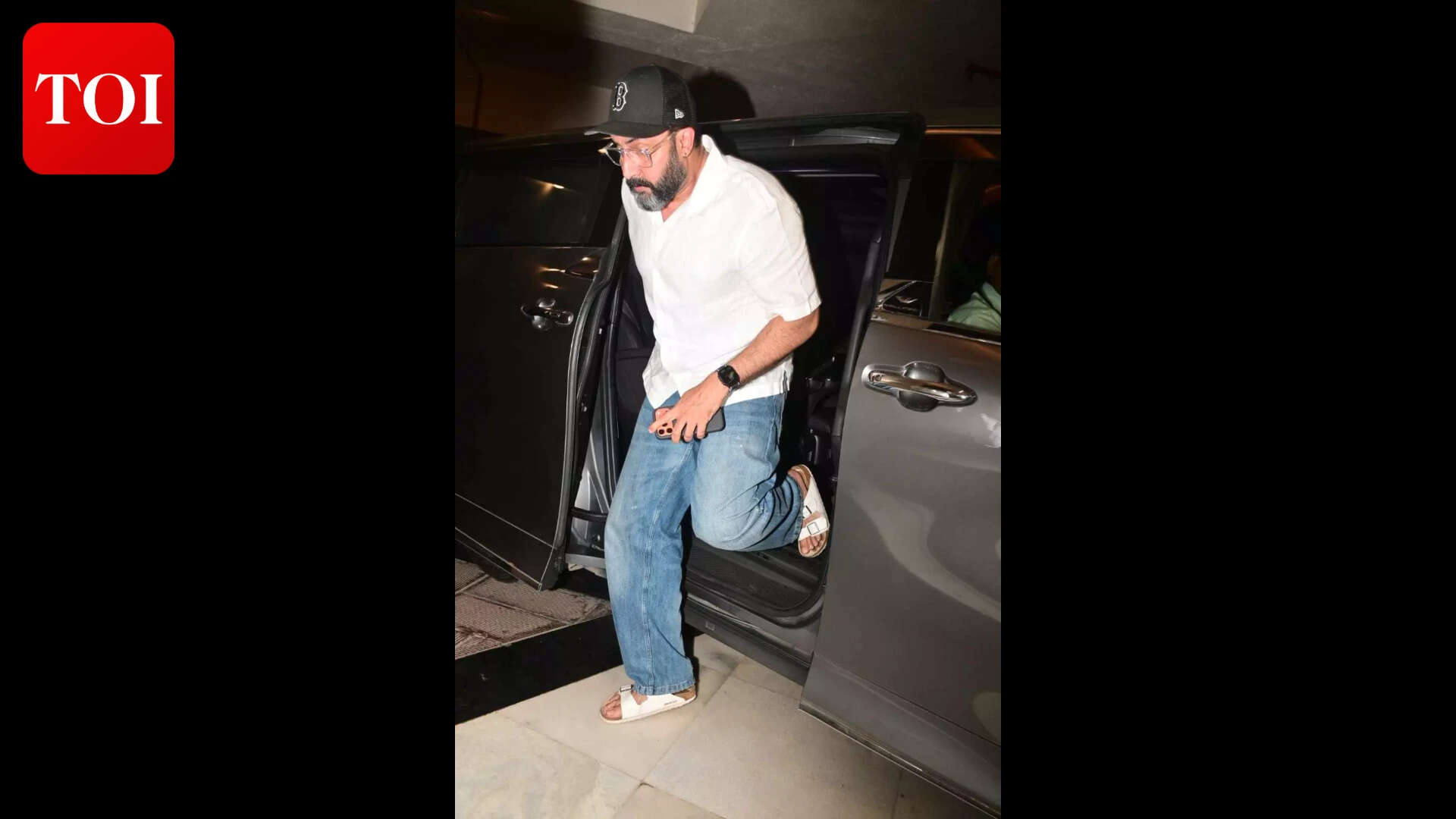 Aishwarya Rai Bachchan and Abhishek Bachchan arrive at Manish Malhotra's residence to offer condolences on his mother's demise - PICS |