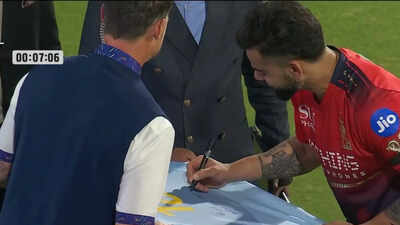 IPL: Dale Steyn gets Virat Kohli's autograph on India jersey ahead of RCB vs SRH clash - Watch | Cricket News