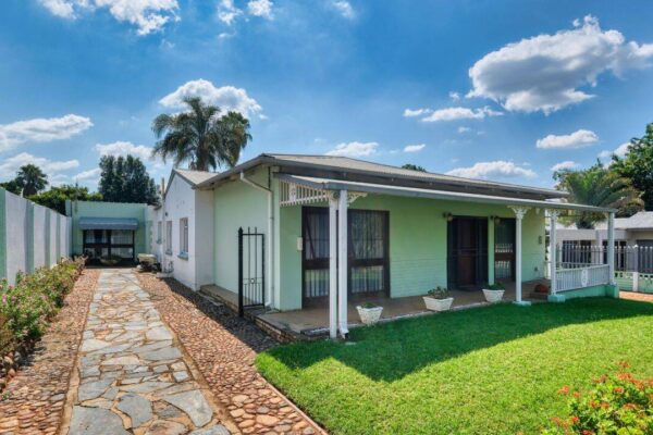 7 natural ways to keep your home and garden pest-free this summer