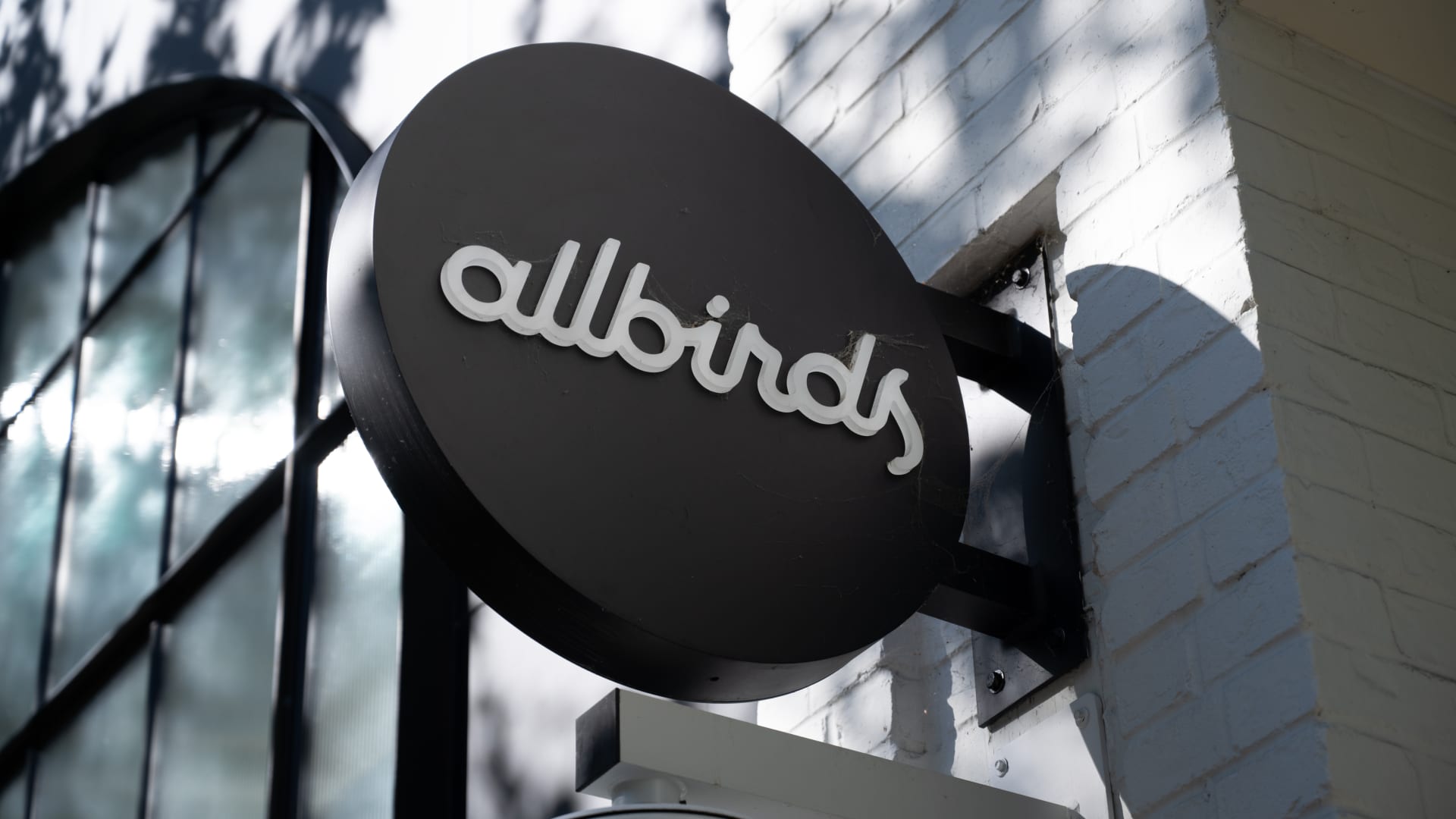 Retail traders pile into Allbirds after odd AI pivot. History shows it won't end well