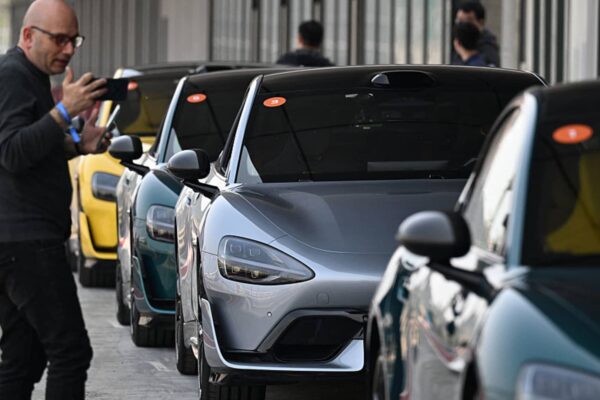 Foreign car companies use technology to hang onto China auto market