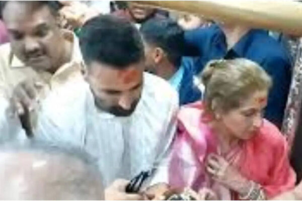 Akshay Kumar seeks blessings at Ujjain's Mahakaleshwar Temple ahead of 'Bhooth Bangla' release: 'Pure desh ke liye prathna ki' | Hindi Movie News