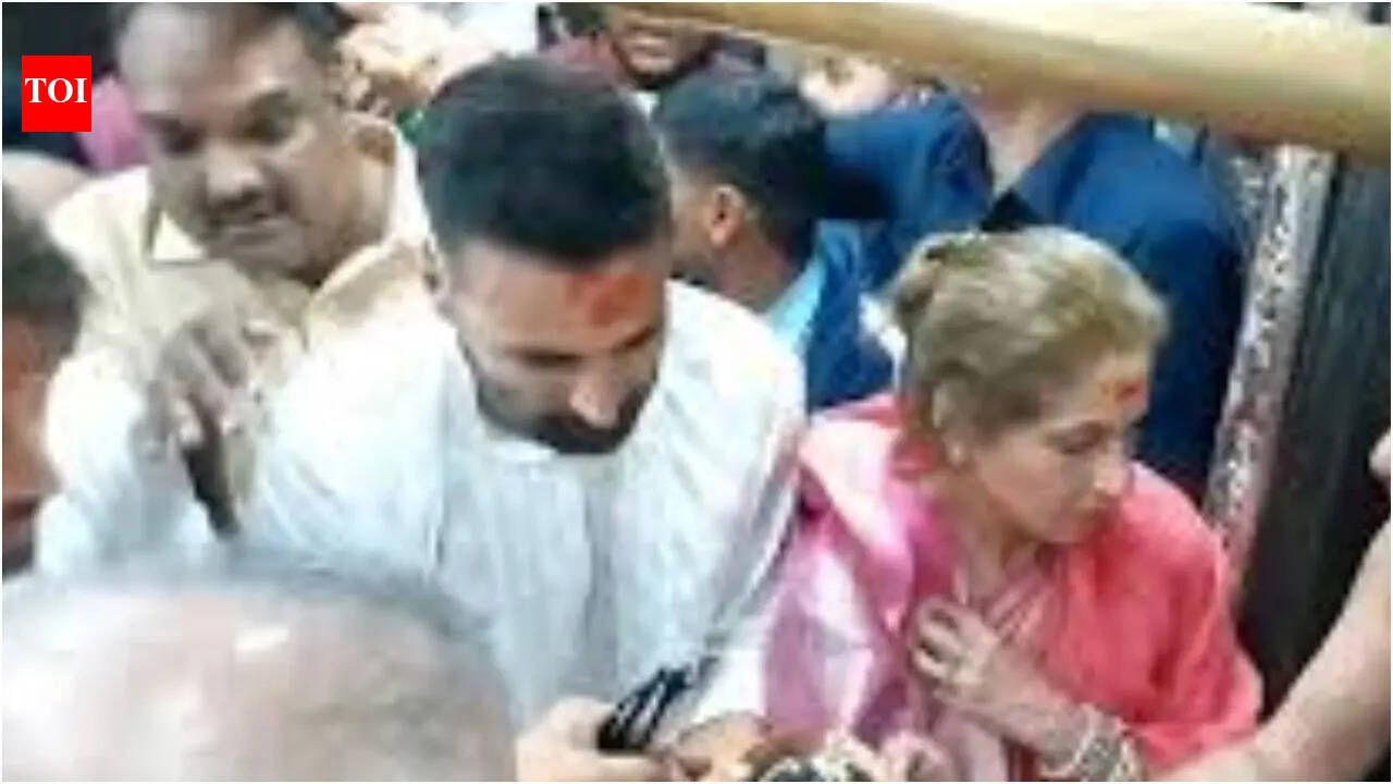 Akshay Kumar seeks blessings at Ujjain's Mahakaleshwar Temple ahead of 'Bhooth Bangla' release: 'Pure desh ke liye prathna ki' | Hindi Movie News