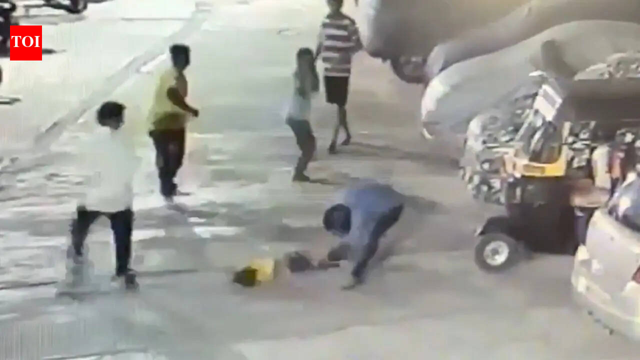 Mumbai Child Assault News: Mumbai auto driver lifts 4-year-old by legs, smashes his head multiple times on ground after tiff with father; child critical | Mumbai News