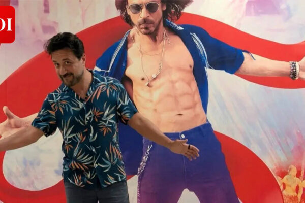Enrique Arce: 'Arturo Roman' from 'Money Heist' actor Enrique Arce strikes Shah Rukh Khan pose during Mumbai visit and explore Bollywood
