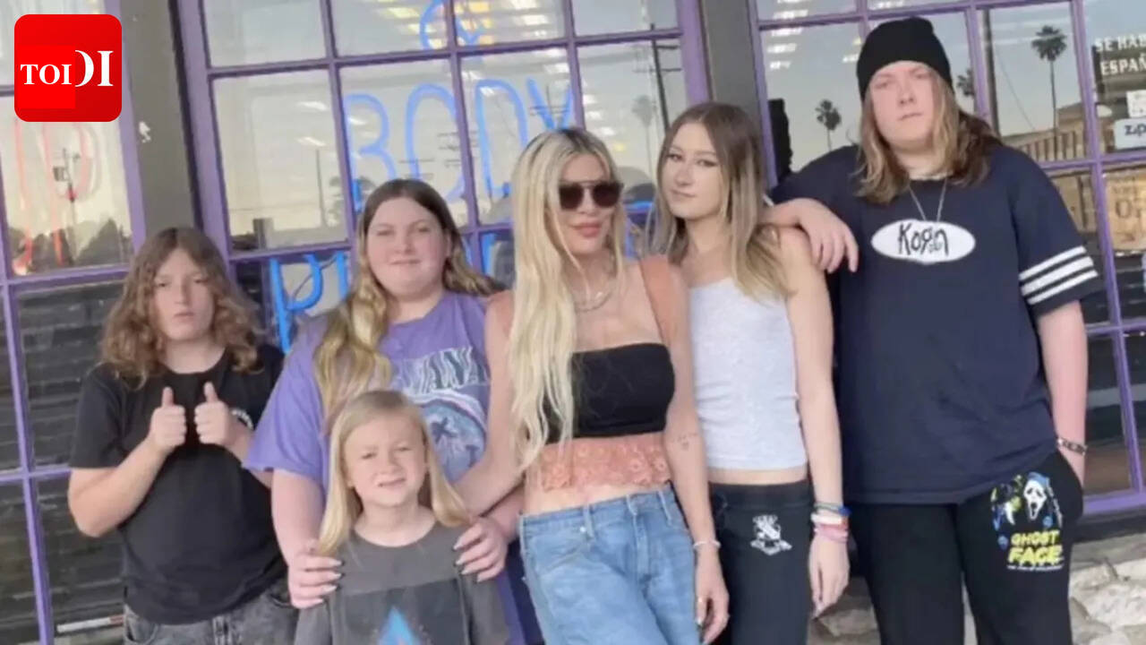 Tori Spelling and her 4 children get into a car crash; family taken to the hospital |