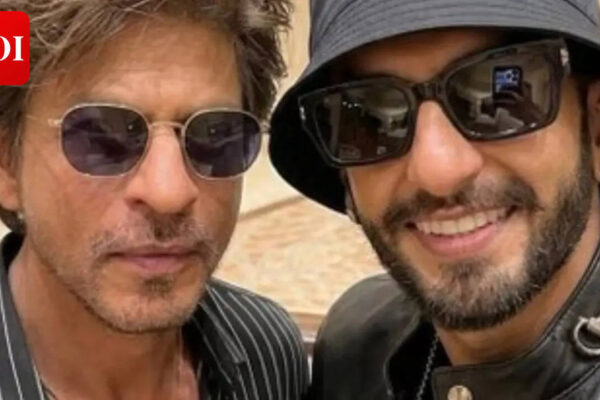 Shah Rukh Khan and Ranveer Singh's selfie sparks frenzy; fans say 'Badshah and Dhurandhar together' - PICS |