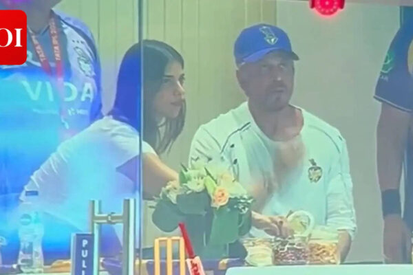 Shah Rukh Khan attends KKR vs PBKS IPL match with Suhana Khan at Eden Gardens; his salt-and-pepper ‘King’ look steals the show | Hindi Movie News