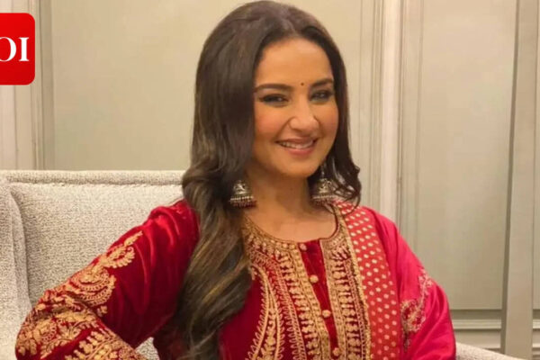Divya Dutta recalls having crush on Salman Khan, Farhan Akhtar, her 'filmi' first meeting with Shah Rukh Khan |