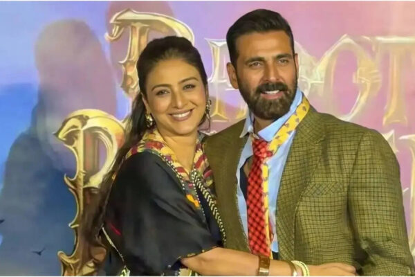 Tabu reveals her 'Bhooth Bangla' co-star Akshay Kumar used to pick her up on his bike for dance classes | Hindi Movie News