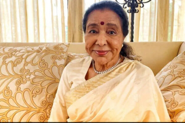 Asha Bhosle passes away at 92, her last rites to take place at Shivaji park at 4pm on Monday, confirms her son Anand Bhosle | Hindi Movie News