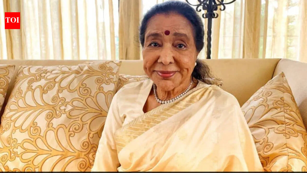 Asha Bhosle passes away at 92, her last rites to take place at Shivaji park at 4pm on Monday, confirms her son Anand Bhosle | Hindi Movie News