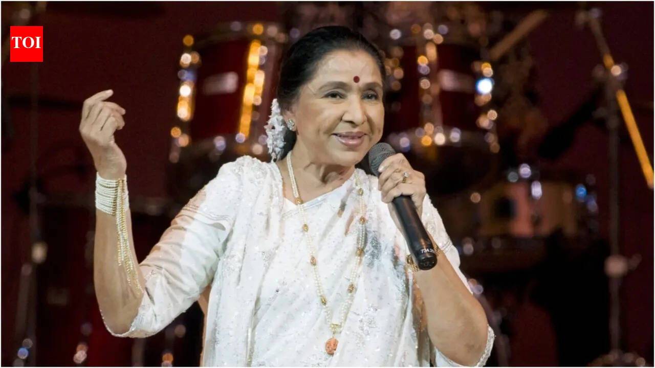 Asha Bhosle's house help gets emotional remembering the legendary singer: 'She gave a lot of respect to a poor woman like me' | Hindi Movie News