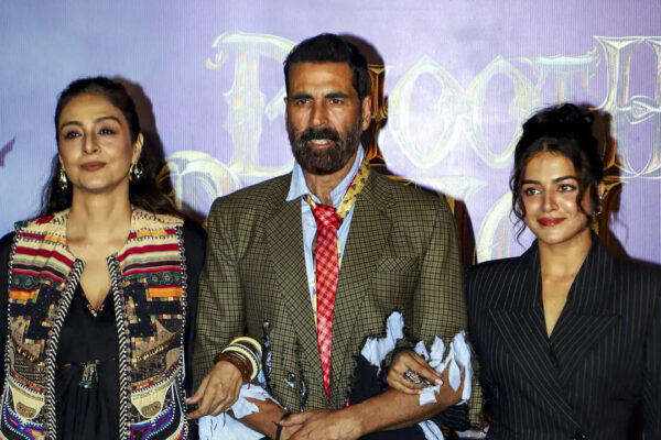 Akshay Kumar pranks Wamiqa Gabbi on ‘Bhooth Bangla’ set ahead of Priyadarshan film release on April 17 - Watch VIDEO | Hindi Movie News