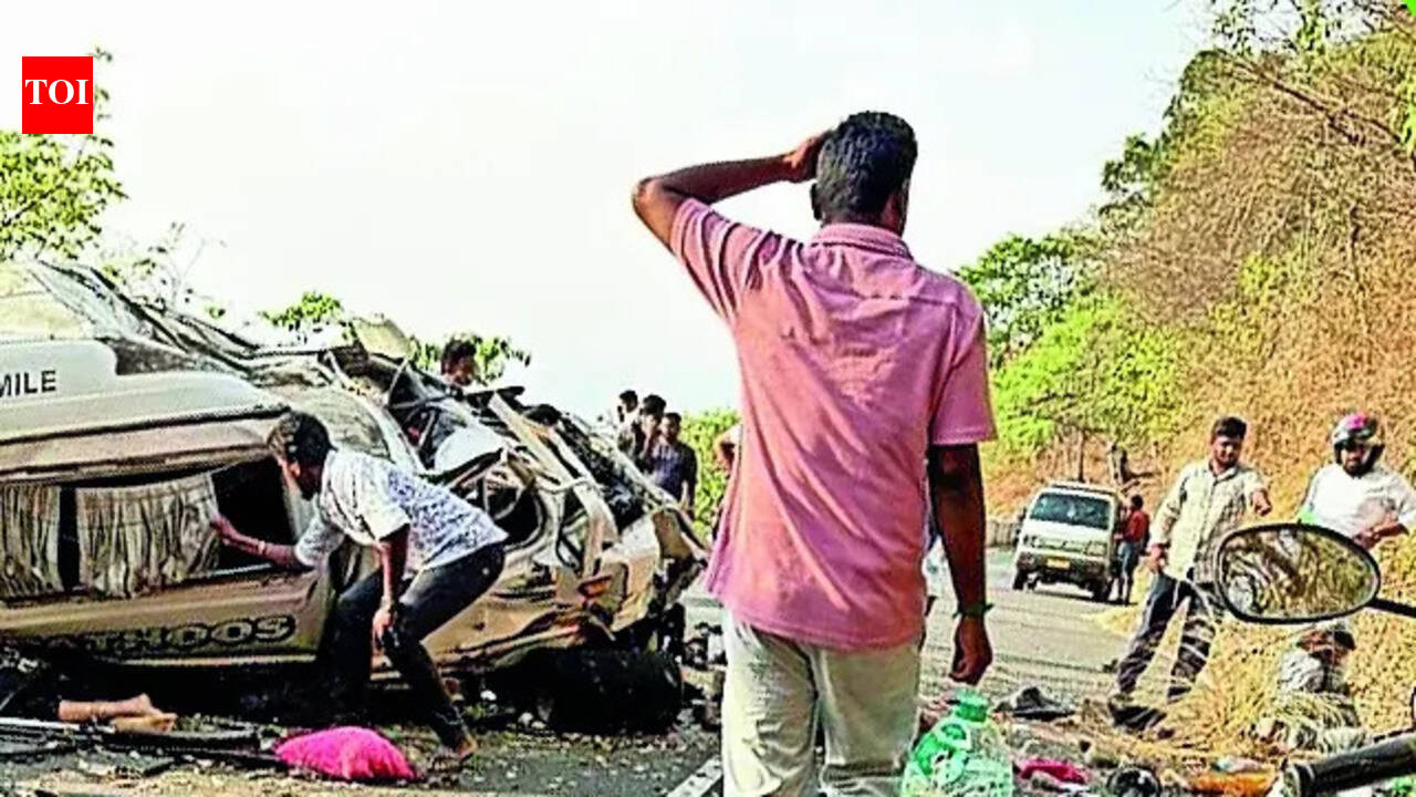 9 tourists from Kerala killed as van plunges into gorge in Tamil Nadu | Coimbatore News
