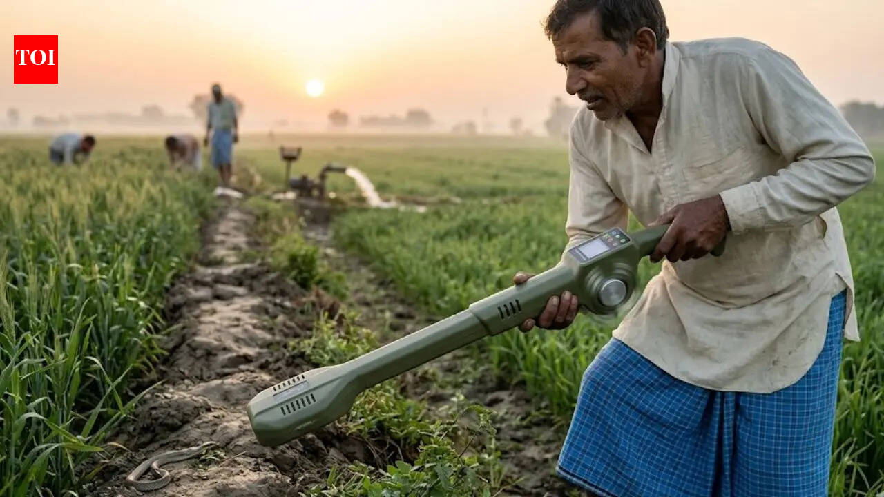 Kisan Mitra Chhadi: Indian scientists develop a smart stick for farmers to detect and catch snakes in fields |
