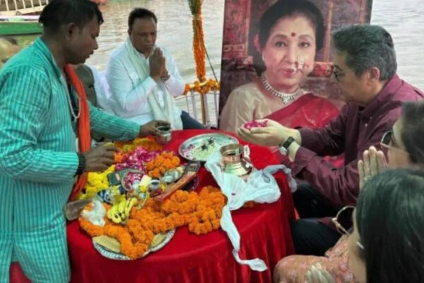 Asha Bhosle's ashes immersed in the Ganga by her family, granddaughter Zanai Bhosle breaks down | Hindi Movie News