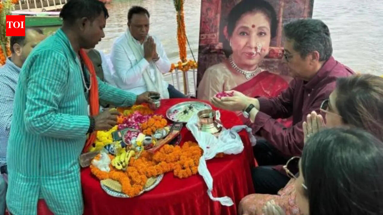 Asha Bhosle's ashes immersed in the Ganga by her family, granddaughter Zanai Bhosle breaks down | Hindi Movie News