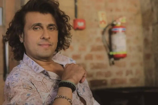 Sonu Nigam recalls helping Asha Bhosle with heel spur on 1996 US tour; Singer shared how he massaged her feet for relief | Hindi Movie News