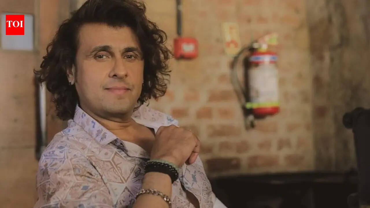 Sonu Nigam recalls helping Asha Bhosle with heel spur on 1996 US tour; Singer shared how he massaged her feet for relief | Hindi Movie News