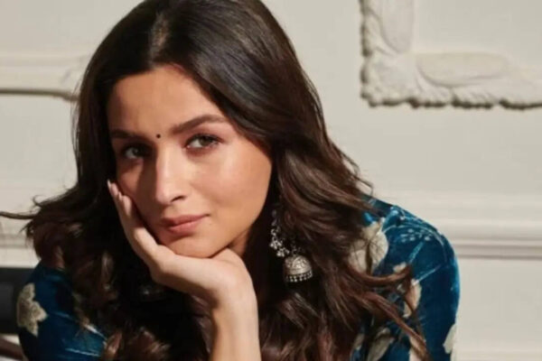 Alia Bhatt left ‘Scared’ after airport mobbing; Bodyguard says; 'She stood there all uncomfortable' | Hindi Movie News