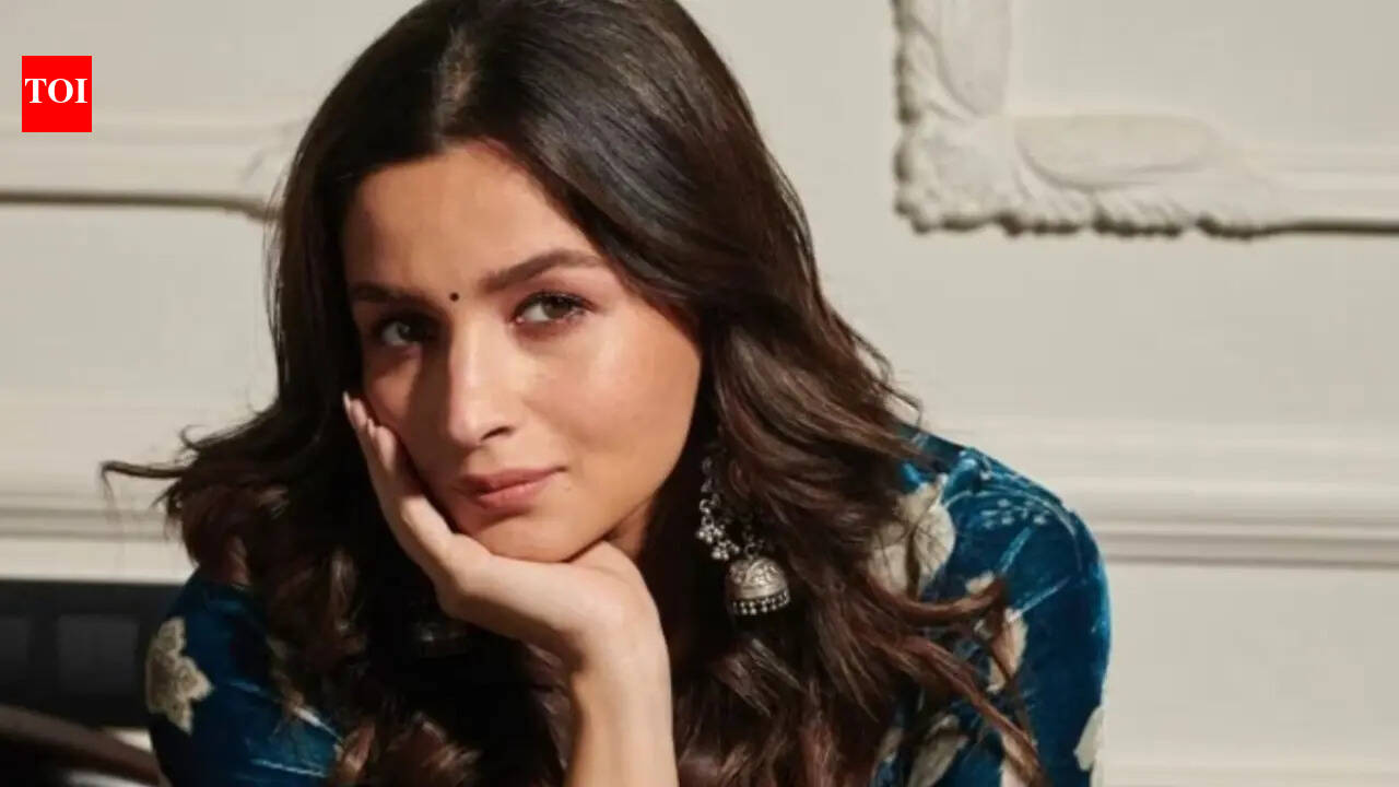 Alia Bhatt left ‘Scared’ after airport mobbing; Bodyguard says; 'She stood there all uncomfortable' | Hindi Movie News