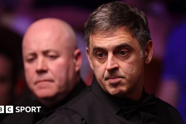Ronnie O'Sullivan leads John Higgins; Mark Williams loses to Barry Hawkins at World Snooker Championship