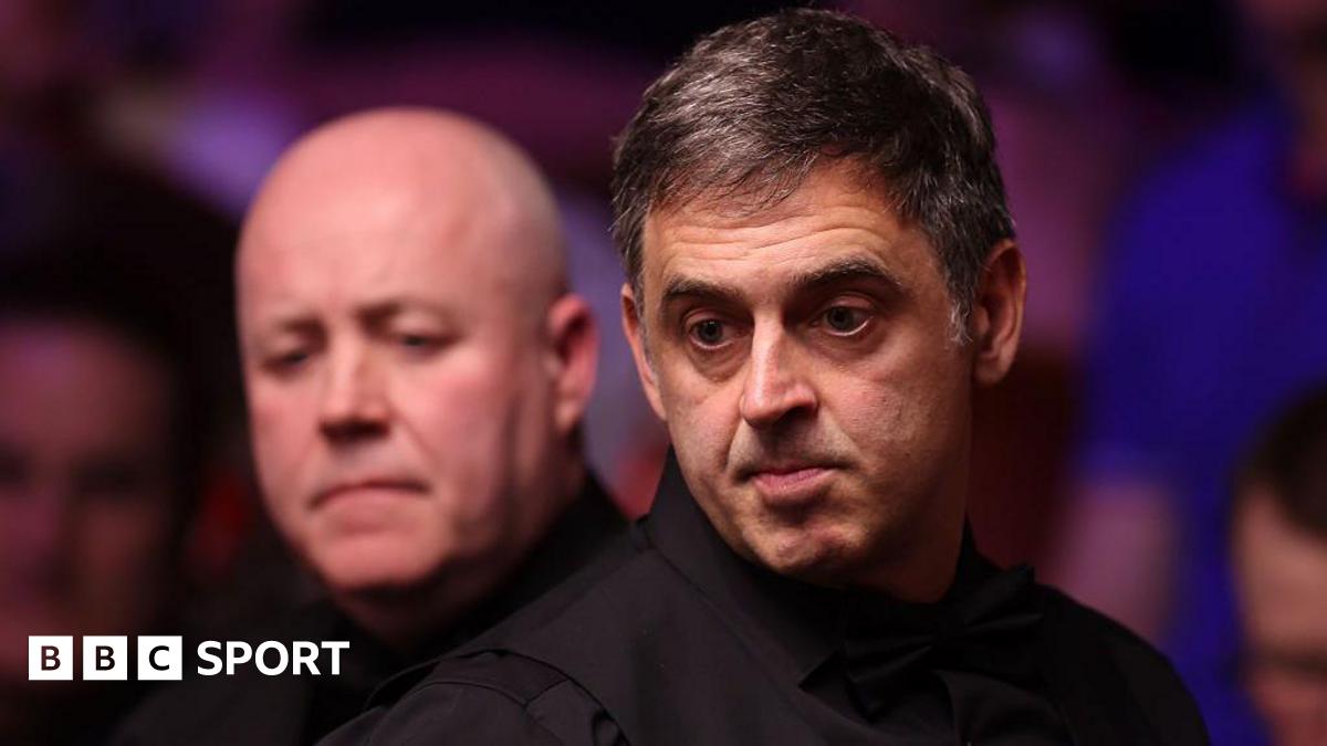 Ronnie O'Sullivan leads John Higgins; Mark Williams loses to Barry Hawkins at World Snooker Championship