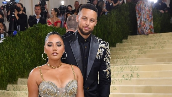 $150 billion mogul Warren Buffett teams up with Stephen and Ayesha Curry for famous charity lunch